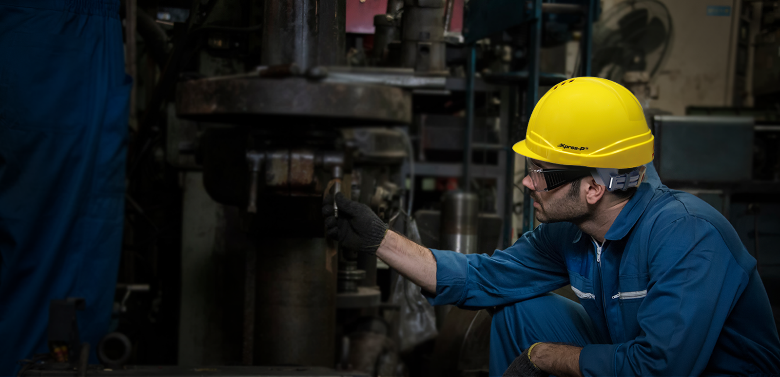 Industrial safety helmet with suspension harness